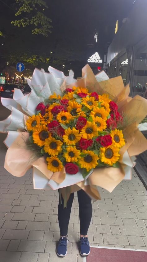 Sun Flower And Roses Bouquet, Red Roses With Sunflowers, Roses And Sunflowers Bouquet, Sunflower And Rose Bouquet, Red Roses And Sunflowers, Roses And Sunflowers, Sunflowers Roses, 20th Bday, Ecuadorian Roses