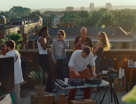 fred again threw a rooftop dj set in london for his close friends (via: @ihategum) London Rooftop Aesthetic, Fred Again Concert, Dj Set Aesthetic, Fred Again Aesthetic, Dj Aesthetic, London Rooftop, Hang Out With Friends, London Rooftops, Dj Studio