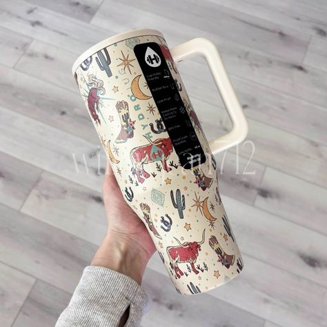 “Rodeo" Hydrojug 40 Oz Traveler Tumbler 40 Oz Tumbler Nwt! I Will Ship Quickly And With Care. Thanks! Christmas List Western, Crocs Charms, Preppy Accessories, Country Things, Stanley Cups, Door Signs Diy, Southern Lifestyle, Signs Diy, 40 Oz Tumbler