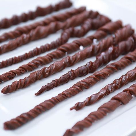 Fancy making your own edible Harry Potter wand for Halloween? Then look no further, because food vlogger Rosanna Pansino has made it happen Harry Potter Chocolate Wands, Homemade Liquorice, Anise Extract, Harry Potter Desserts, Gateau Harry Potter, Brown Food Coloring, Harry Potter Candy, Harry Potter Wands, Rosanna Pansino