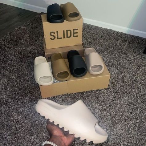 Yeezy Slippers, Nice Slippers, Yeezy Slides Outfit, Baseball Jacket Outfit, Foam Slides, Sandals Comfy, Slides Outfit, Crocs Fashion, Clear Sandals