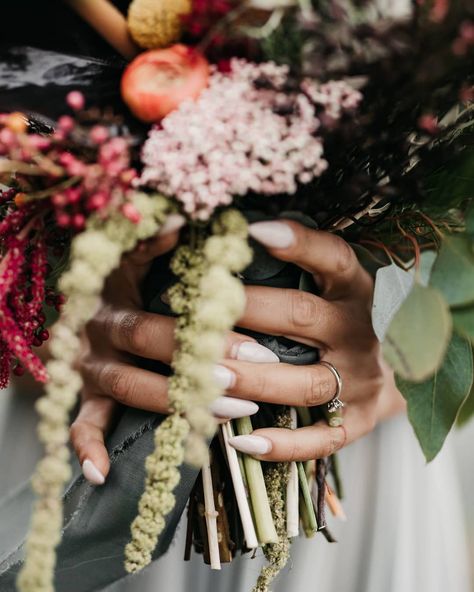 48 Likes, 0 Comments - Valentina Battistini (@valentina_floraldesigner) on Instagram: “Promessa♡ #flowers #wedding #bridesbouquet #bouquetoftheday #floralbouquet #bridesbouquet…” Moody Bridal Nails, Moody Wedding Nails For Bride, Edgy Bridal Nails, Moody Wedding Nails, Wedding Nails For Bride Black, Edgy Wedding Nails, Gothic Wedding Nails For Bride, Dark Wedding Nails For Bride, Wedding Nails Dark