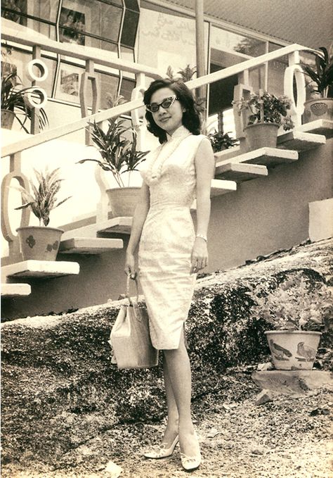 Chinese glamour. Hong Kong, 1950s. vintage cateyes 1950s Fashion Women, Vintage History, 1950’s Fashion, Vintage Fashion 1950s, Look Retro, Fashion 1950s, Cheongsam Dress, Foto Vintage, Chinese Dress