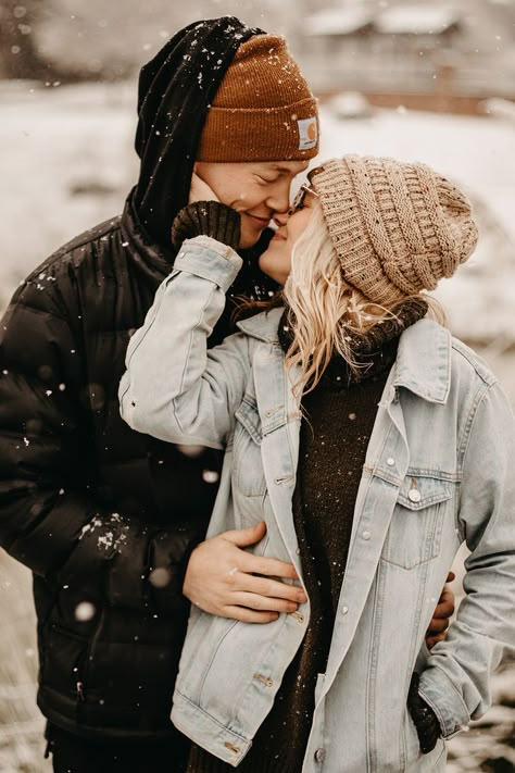 Winter Couple Pictures, Couple Photography Winter, Christmas Instagram Pictures, Snow Engagement, Couple Winter, Winter Photo Shoot, Snow Couple, Snow Pics, Snow Photos