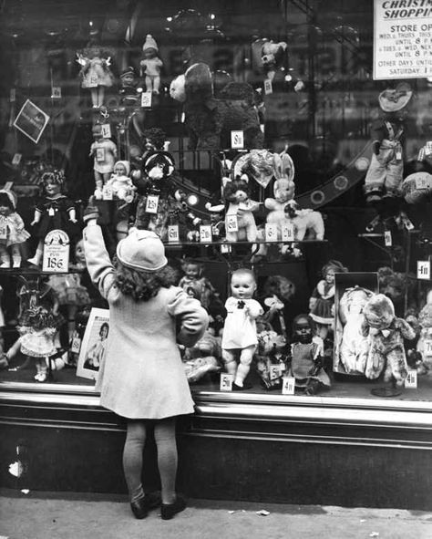 This Is What Holiday Shopping Looked Like Way Before Black Friday Vintage Christmas Photos, Store Window, Photo Vintage, Kids Style, Antique Photos, White Photo, Vintage Pictures, Old Toys, Vintage Love