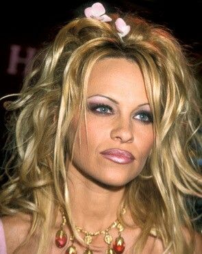 PAM ANDERSON WITH THAT 90'S LIPLINER AND A SHELL PINK LIPSTICK Dark Lip Liner, 90's Makeup, Powerful Makeup, Pamela Andersen, Dark Lip, Beauty Mistakes, Light Lipstick, Pam Anderson, 90s Makeup