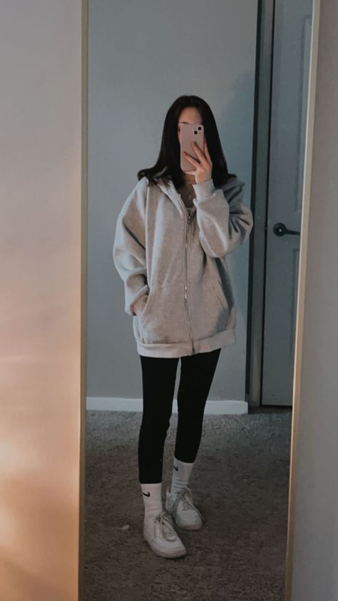 Grey Zip Up Hoodie Outfit Winter, Oversized Hoodie Outfit Zip Up, Outfits With Leggings And Hoodies, Air Force Leggings Outfit, Oversized Grey Hoodie Outfit Aesthetic, Oversized Hoodie Outfit With Leggings, Gray Zip Up Hoodie Outfit Leggings, Black Leggings Grey Hoodie Outfit, Baggy Tshirt Leggings Outfit