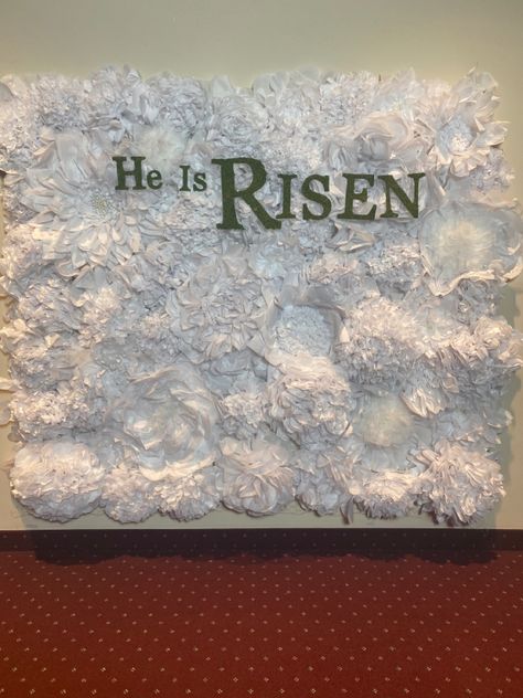 Backdrop for photos for Easter Christian Photobooth Ideas, He Is Risen Backdrop, Easter Picture Backdrop Ideas, Easter Photobooth Ideas Church, Easter Family Pictures, Easter Photo Booth, Easter Photo Backdrop, Easter Portraits, Easter Backdrop