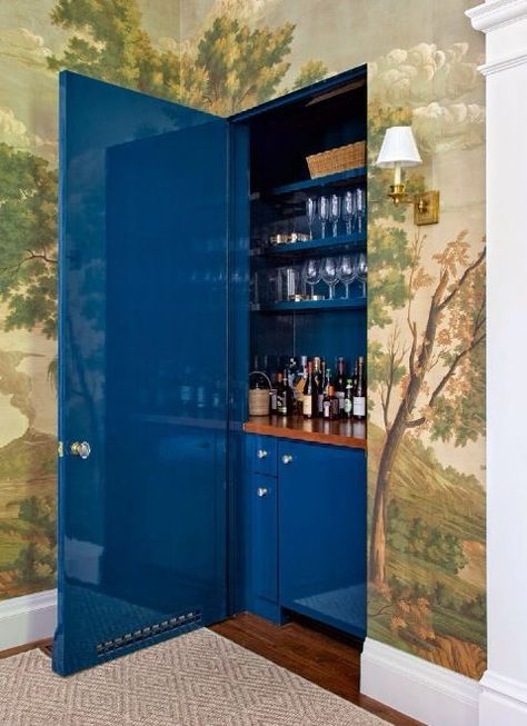 Dold hemmabar De Gournay Wallpaper, Secret Bar, Bar In Casa, Hidden Bar, Door Wraps, Secret Room, Mini Bars, Wet Bars, Hidden Door