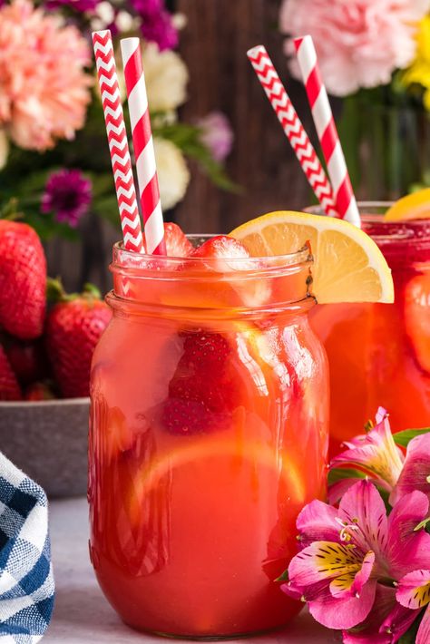 Summer is the season of plump, juicy strawberries and refreshing lemonade. With this easy 10-minute strawberry lemonade you'll only need 4 ingredients - sugar, water, strawberries, and lemons. Easy Strawberry Lemonade, Flavored Lemonade, Strawberry Lemonade Recipe, Lemon Drink, Lemonade Recipe, Fresh Drinks, Strawberry Lemon, Summer Eating, Lemonade Recipes