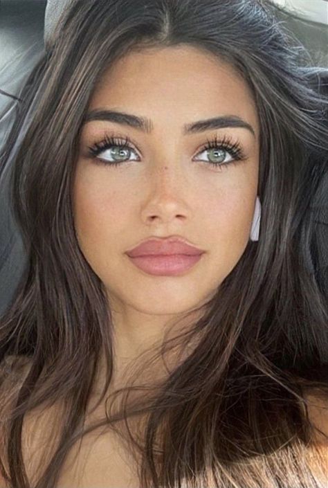 Dark Hair With Blue Eyes, Claudia Lopez, Brunette Green Eyes, Brunette Blue Eyes, Mekap Mata, 20 Makeup, Brunette Makeup, Pretty Makeup Looks, Smink Inspiration