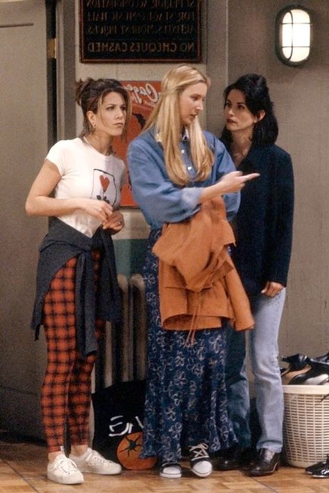 Phoebe Buffay Outfits, Friends Pics, Friends Scenes, Friends Cast, Halloween Tattoo, Friends Moments, Tv Show Outfits, Friends Series, Phoebe Buffay