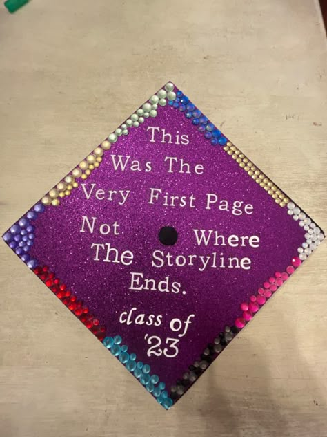 Graduation Cap Designs Zach Bryan, Grad Tassel, Taylor Swift Grad Cap, Taylor Swift Graduation, Grad Hats, College Grad Cap Ideas, Graduation Hats, Senior Things, Graduation Cap Decoration Diy