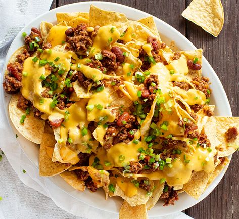 Nachos Chili And Cheese, Chilli Cheese Nachos Recipes, Nacho Bar Ideas, Nachos In Oven, Chili Cheese Nachos, Nachos Cheese, Nacho Recipes, Chili Nachos, Nachos Cheese Recipe