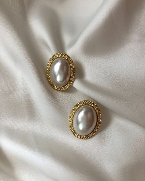 Pearl Earrings Old Money, Old Fashioned Jewellery, Old Money Pieces, Old Money Style Accessories, Old Money Assessories, Old Money Earrings Aesthetic, Old Money Aesthetic Jewelry, Old Money Accessories Woman, Vintage Earrings Aesthetic