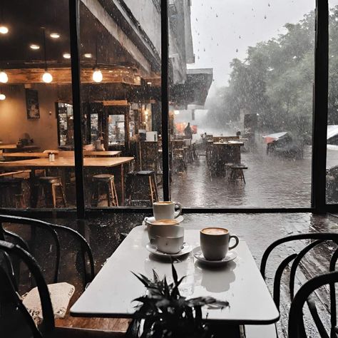 Rainy Day Aesthetic, Cozy Coffee Shop, Coffee Shop Aesthetic, Tea Art, Coffee Cozy, Cozy Place, Coffee And Books, Fashion Mistakes, Autumn Aesthetic