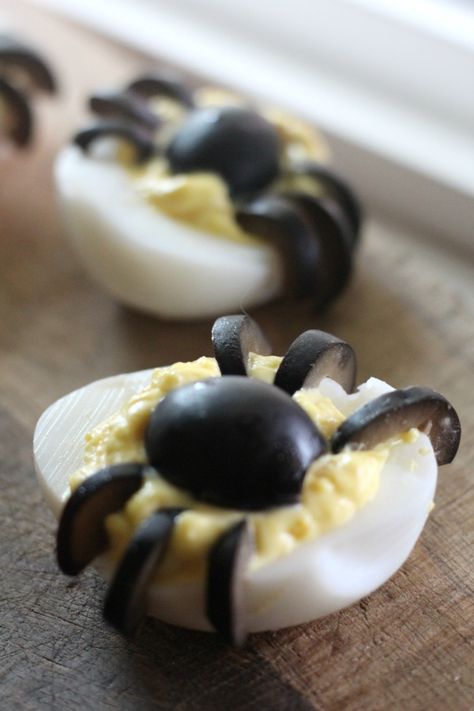 Spider Deviled Eggs, Halloween Deviled Eggs, Plat Halloween, Halloween Appetizers Easy, Halloween Party Appetizers, Halloween Food Appetizers, 22 Birthday, Halloween Fest, Halloween Party Snacks