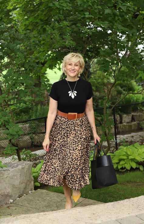 Western Winter Outfits, Leopard Midi Skirt, Printed Skirt Outfit, Western Winter, Perfect Summer Outfit, Leopard Print Skirt, Feminine Fashion, Easy Outfit, Leopard Skirt