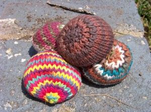 I can crochet some crazy stuff... but simple knitting? I am flabbergasted. This simple hackysack knit isn't too intimidating so I might actually do it :) Crochet Hacky Sack Pattern, Crochet Hacky Sack, Chainmaille Patterns, Hacky Sack, Knitted Gifts, Waldorf Crafts, Yarn Thread, Knitted Wit, How To Purl Knit