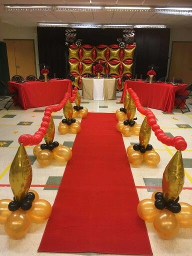 Hollywood theme party Hollywood Graduation, Hollywood Red Carpet Theme, Hollywood Sweet 16, Red Carpet Theme Party, Deco Cinema, Hollywood Birthday Parties, Red Carpet Theme, Hollywood Birthday, Hollywood Party Theme