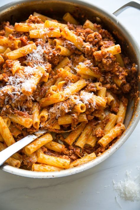 This low FODMAP pasta uses a healthy Bolognese sauce with ground turkey that’s packed with shredded vegetables and is perfect over spaghetti. It’s a quick cooking recipe that’s ideal for a gluten-free weeknight meal. The crème fraiche and Parmesan add a touch of richness, but you can skip them for a completely dairy-free version! Ground Turkey Recipes Gluten Free, Low Fodmap Ground Turkey Recipes, Ground Turkey Bolognese Sauce, Low Fodmap Pasta Recipes, Fodmap Spaghetti Sauce, Low Fodmap Pasta, Low Fodmap Chicken Pasta, Low Fodmap Spaghetti, Healthy Bolognese Sauce