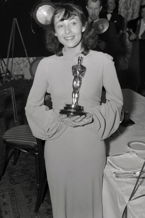 Luise Rainer, 1938 Winners Dresses, Oscars Dresses, Beaded Couture, Luise Rainer, Best Oscar Dresses, Christian Dior Gowns, Oscar Awards, Janet Gaynor, Best Actress Oscar