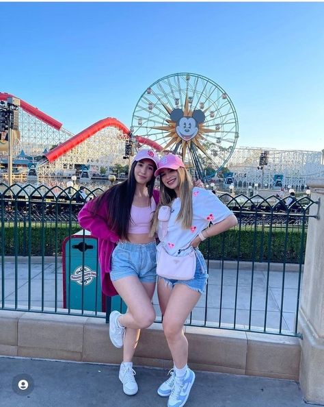 Woman’s Disney Outfits, Orlando Summer Outfits, Comfy Theme Park Outfit Summer, Disney Summer Outfits Women, Universal Studios Outfit Summer, Theme Park Outfits Summer, Outfit Universal Studios, Disneyland Couples Outfits, Buchi Fresa Outfits