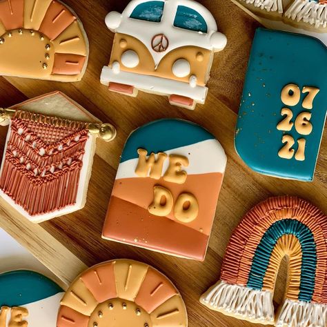 Retro Cookies Decorated, 70s Cookies, Retro Cookies, Desert Inspo, Cookies Theme, 70’s Style, Hippie Wedding, Wedding 2025, Christmas Cookies Decorated