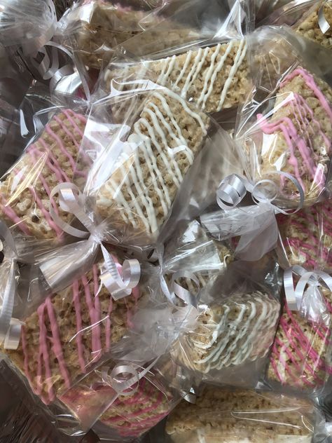 Pink and white rice krispy treats How To Package Rice Krispie Treats, Rice Crispy Treats Party Favors, Grown Up Rice Krispie Treats, Rice Crispy Treats For Cake Decorating, Rice Crispy Treat Party Favor, Wedding Rice, Strawberry Party, Rice Crispy Treats, White Rice