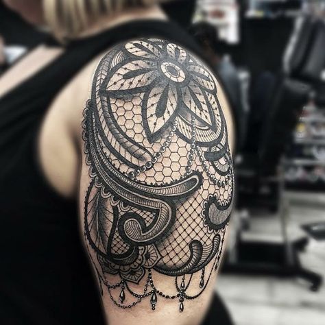 Black Work Tattoos, Black Lace Tattoo, Tattoos Geometric, Lace Tattoo, Picture Comments, Piercing Studio, Feather Tattoo, Feather Tattoos, Black Work