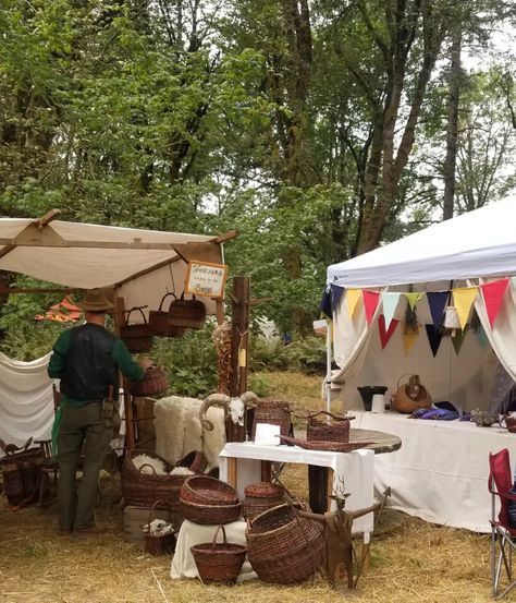 Booths with baskets and flags are lined up at the renaissance faire Ren Faire Shop, Ren Faire Activities, Ren Faire Camping, Ren Faire Decorations, Ren Faire Party Ideas, Ren Faire Food, Ren Faire Birthday Party, Ren Faire Aesthetic, Renfaire Inspiration