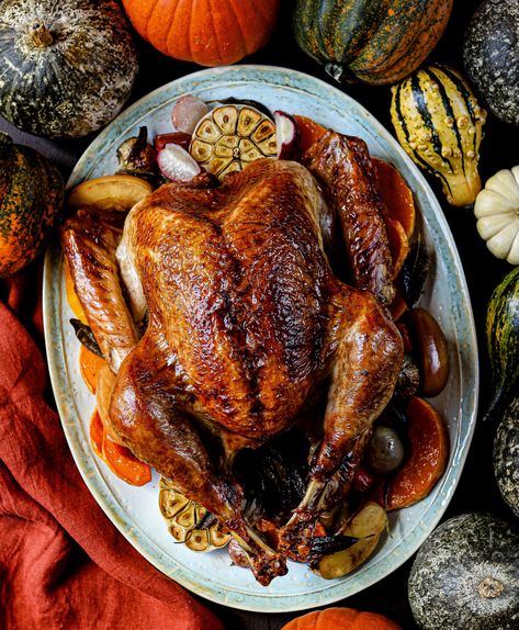 Thanksgiving Aesthetic Photography, Traditional Thanksgiving Dinner, Turkey Recipes Thanksgiving, Turkey Dinner, Healthy Lunch Recipes, Roasted Turkey, Thanksgiving Turkey, Thanksgiving Dinner, Quick Recipes