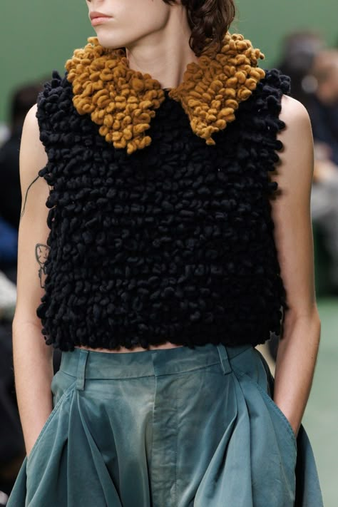 Loewe Knitwear, Crochet Contemporary, Knit Fashion Runway, Crochet Sweater Outfit, Knitwear Fashion Design, Unique Knitwear, Knitwear Details, Knitwear Trends, Knitwear Inspiration