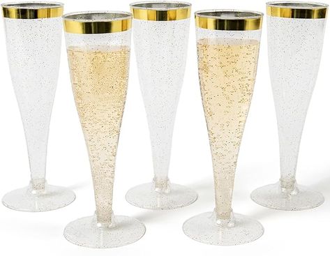 Get ready for that New Years Bash ! Make thing a little bit elegant and fun for you friends and family Mimosa Glasses, Plastic Champagne Glasses, Wedding Plastic Cups, Wedding Dining Decor, Gold Champagne Flutes, Plastic Champagne Flutes, Glitter Champagne, Cocktail Cup, Glitter Glasses