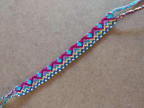 Brazilian Bracelet, String Bracelet Patterns, Friendship Bracelet Patterns Easy, Yarn Bracelets, Handmade Friendship Bracelets, Rainbow Loom Bracelets, Friendship Bracelets Designs, Bracelets Patterns, Bracelets Handmade Diy