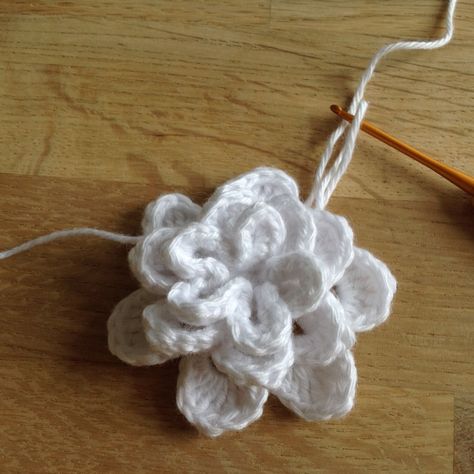 Gardenia Flower and Leaf Crochet Gardenia, Gardenia Flower, Crochet Flower Pattern, Crochet Flowers Free Pattern, Crocheted Flowers, Crochet Inspiration, Crochet Flower Patterns, Crochet Flower, Pattern Free