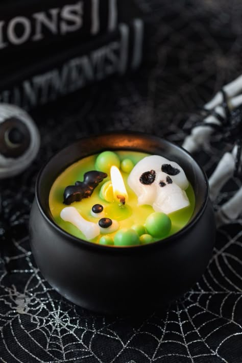 Candle Making Halloween, Candles Ideas Decoration, Halloween Themed Candles, Halloween Wax Melt Ideas, Diy Halloween Candles, Cute Candles Diy, Fall Candle Ideas, Halloween Candle Ideas, Cauldron Candle