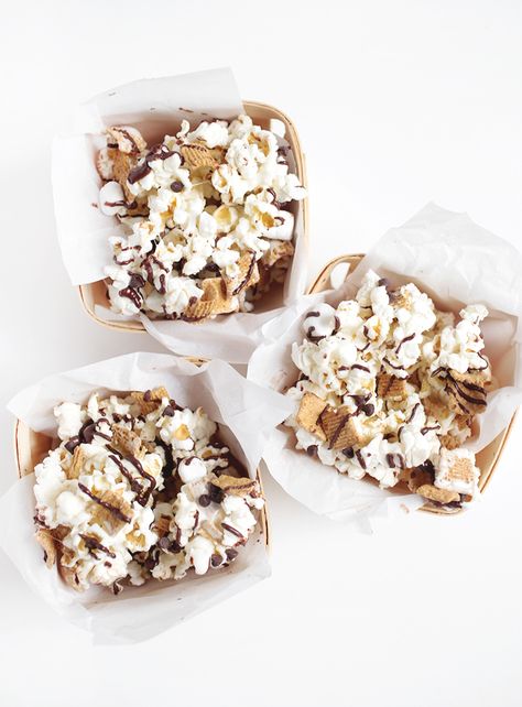 Smores Popcorn @themerrythought Smores Popcorn, Golden Grahams Cereal, Marshmallow Popcorn, Creative Diy Projects, Popcorn Recipe, Summer Rolls, Popcorn Recipes, Bake Dessert, Summer Gathering