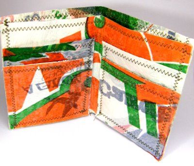 made from fused plastic bags -- wallet Plastic Fusion, Fused Plastic Bags, Plastic Bags Diy, Feed Sack Bags, Plastic Bag Crafts, Fused Plastic, Upcycle Plastic, Plastic Wallet, Recycled Plastic Bags