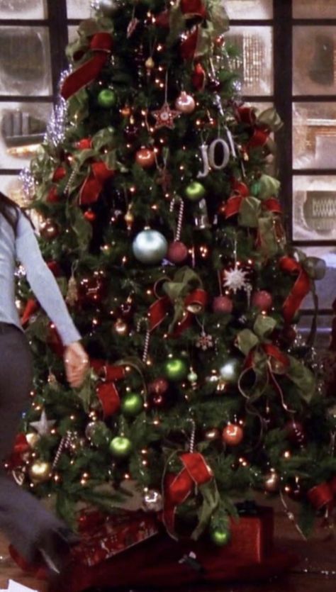 Christmas Tv Show Aesthetic, Friends Tv Show Christmas Wallpaper, Friends Christmas Episode, Friends Holiday Episodes, Christmas Tree 2000s, Friends Christmas Tree, Christmas Aesthetics, Christmas Episodes, Christmas Vibe