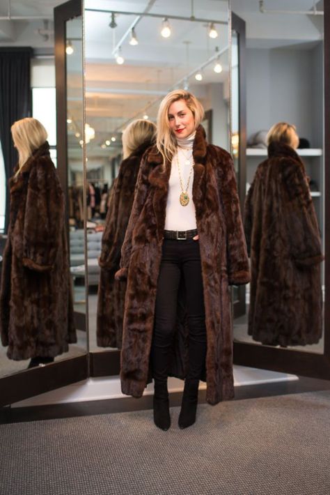 Mink Coats Outfit, Brown Fur Coat Outfit, Outfits With Fur Coats, Fur Coat Street Style, Lambskin Coat, Brown Fur Coat, Fur Coat Outfit, Black And White Coat, Long Fur Coat