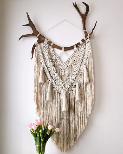 Antler Shed Ideas, Elk Antler Decor, Antler Macrame, Yarn Art Diy, Macrame Wall Hanging Ideas, Antler Ideas, Antlers Decor, Macrame Wall Hanger, Macrame Headboard