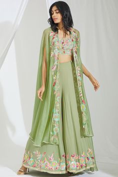 Green Indo Western Outfits, Winter Proposal Ideas, Mehendi Dress, Winter Proposal, Chic Activewear, Mehendi Outfit, Embroidered Cape, Haldi Outfits, Western Top