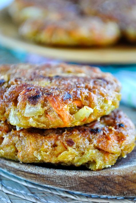 Carrot Patties, Vegan Patties, Easy Vegan Recipes, Vegan Recipes Beginner, Vegan Burgers, Veggie Burger, Vegan Foods, Recipes For Beginners, Vegan Eating