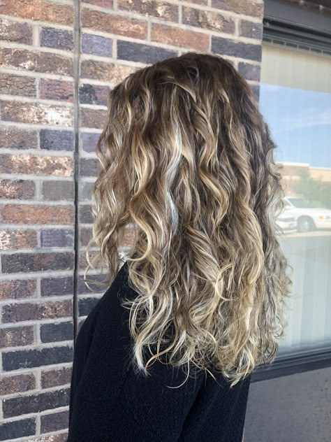 Blonde Curly Hair With Lowlights, Ombre Hair Blonde Medium, Beleyage Hair, Spring Blonde, Ashy Blonde Balayage, Brunette With Blonde Highlights, Types Of Hair Color, Bright Blonde Hair, Hair Foils