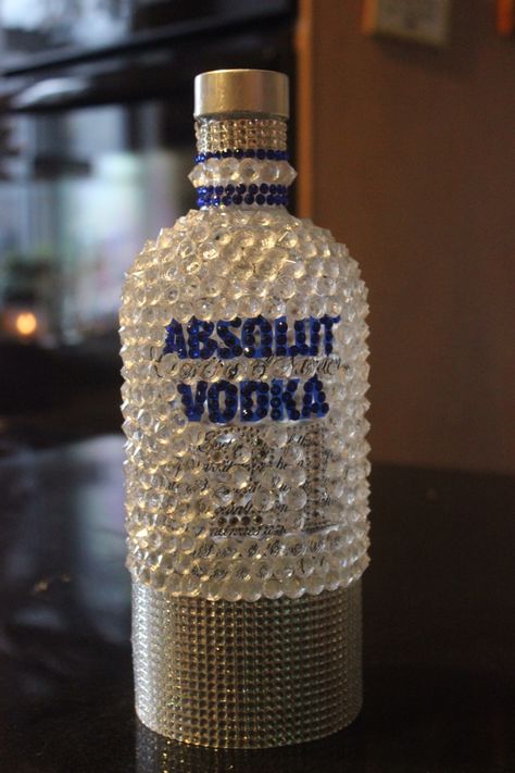 Alchole Bottle Aesthetic, Alcohol Bottle Decorations, Bedazzled Bottle, Look Gatsby, Alcohol Bottle Crafts, Horror Themed Party, Bling Bottles, Pretty Alcoholic Drinks, Top Drinks