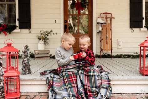 Front Porch Christmas Mini Session, Porch Christmas Pictures Family, Christmas Porch Mini Session, Porch Christmas Photoshoot, Christmas Porch Pictures, Christmas Stair Photoshoot, Christmas Porch Family Photos, Front Porch Christmas Photos, Christmas Mini Photoshoot Outdoor