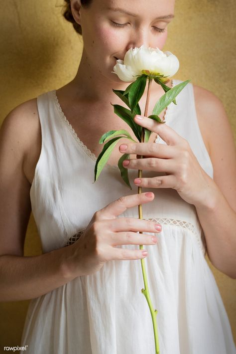 Woman with a white paeonia snowboard flower | premium image by rawpixel.com / Teddy Rawpixel Person Smelling Flower, Girl Smelling Flowers, Hygge Photography, Creativity Ideas, Smelling Flowers, Flower Women, Aesthetic Picture, Inspiration Photo, Dress Yellow