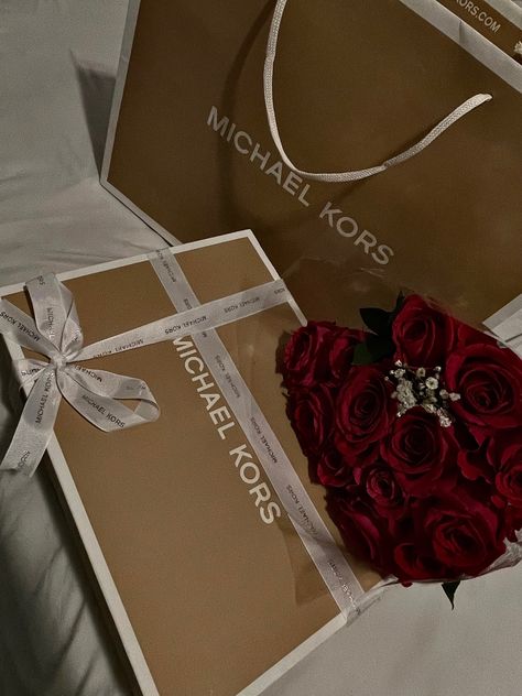 #birthday #birthdaygiftideas #birthdaygirl #birthdaygiftforhim #24birthday #happybirthdaywishes Birthday Flowers Aesthetic, Luxury Gifts Aesthetic, Birthday Ideas For Girlfriend, Girls Money, Luxury Birthday Gifts, Christmas Haul, Gifts For Gf, Cute Surprises, Red Rose Bouquet