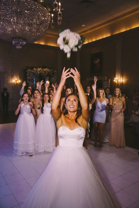 Wedding Bouquet Toss, Italian Wedding Venues, 30a Wedding, Indoor Ideas, Wedding Reception Photography, Wedding Portrait Poses, Indoor Reception, Wedding Traditions, Wedding Picture Poses